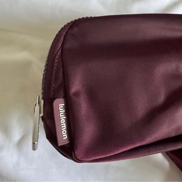 🆕💜 Lululemon UBC Everywhere Belt Bag - Cassis - Picture 2 of 6